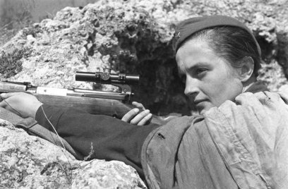  Lyudmila Pavlichenko met haar geweer in een loopgraaf