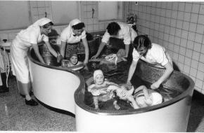 Poliopatiëntjes in het vlinderbad in het Maastrichtse Ziekenhuis Sint Annadal.
