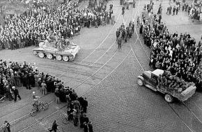 Sovjet BT Tank met een truck en troepen in het centrum van Riga, 1940.