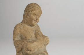 Een Romeins votiefbeeldje van moeder en kind.