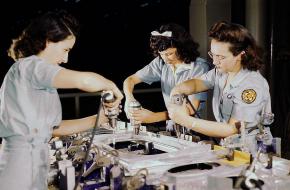 Vrouwen boren een vleugelschot bij Consolidated Aircraft (1942).