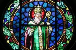Glas-in-lood afbeelding van St. Patrick in een Katholieke kerk in Junction City, Ohio