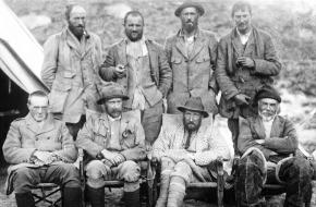 Zeven leden van de Everest-expeditie van 1921 en George Mallory.  