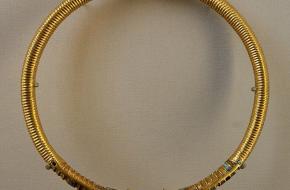 Al sinds de Romeinse tijd is de armband erg populair. Tegenwoordig worden er zelfs meerdere armbanden tegelijk gedragen. 
