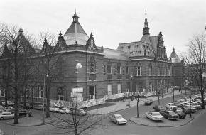 Het stedelijk museum in Amsterdam met buitenkunst in 1968. Bron: Nationaal Archief Anefo [2.24.01.05].