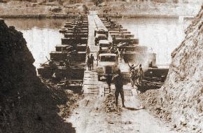 Het Egyptische leger steekt het Suezkanaal over tijdens de Jom Kipoeroorlog. Bron: Wikimedia Commons.