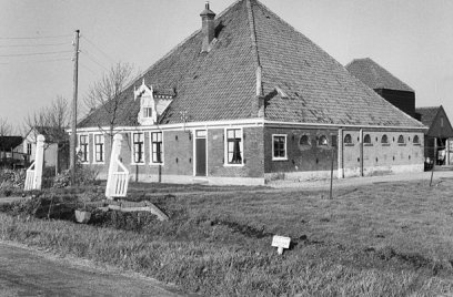 De stolpboerderij is een opvallende verschijning in het Noord-Hollandse landschap. 