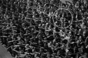 Blohm & Voss 1936. één man weigert de Hitlergroet te geven. Dit is waarschijnlijk August Landmesser óf Gustav Wegert.