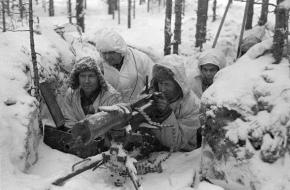 Winteroorlog Finse soldaten met machinegeweer