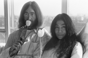 De Japanse Yoko Ono werd niet alleen bekend als activist en feminist, maar ook als de vrouw van de legendarische John Lennon