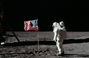 Buzz Aldrin salueert voor de vlag