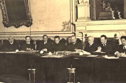 De Russische Revolutie begon in 1917 toen Rusland een anarchie werd nadat tsaar Nicolaas II aftrad.