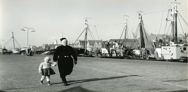 Man in klederdracht met dochter in de haven op Urk Collectie 1032 - Marsman, J.A. foto's haven op Urk