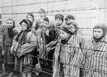 kinderen bij de bevrijding van auschwitz. 