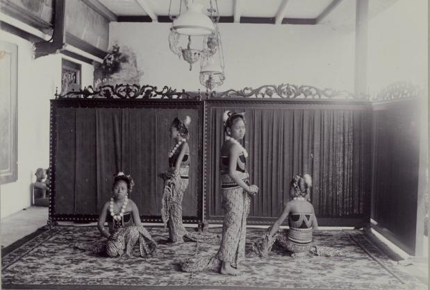 adelijke danseressen voeren de traditionele Javaanse Srimpi dans uit, 1909 Nederlands-Indië