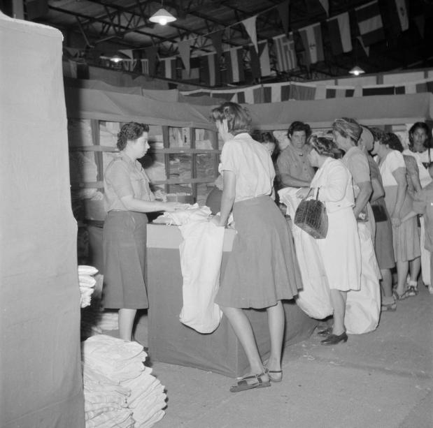 Het kledingcentrum in Ataka voor vluchtelingen uit voormalig Nederlands-Indië, 1946