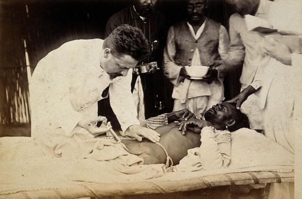 Britse arts injecteert pestpatiënt, Karachi, India (1897)