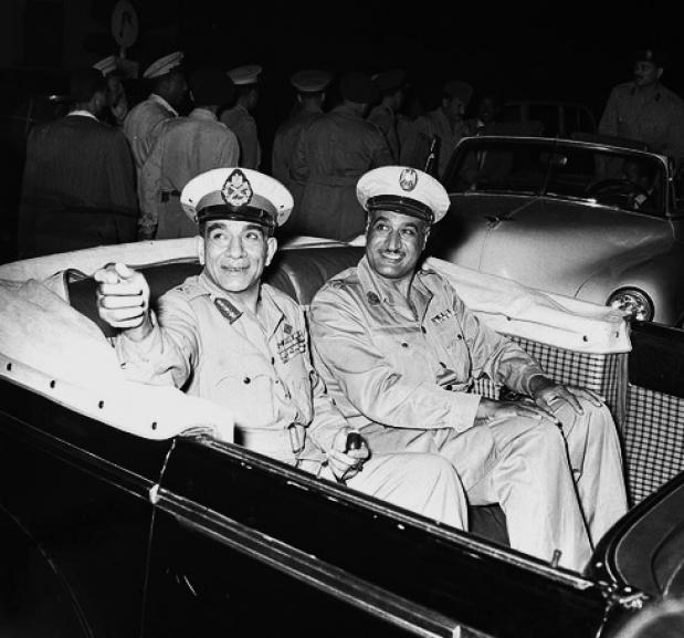 Premier Gamal Abdel Nasser (rechts) en president Muhammad Naguib (links) in een auto tijdens vieringen ter gelegenheid van de tw