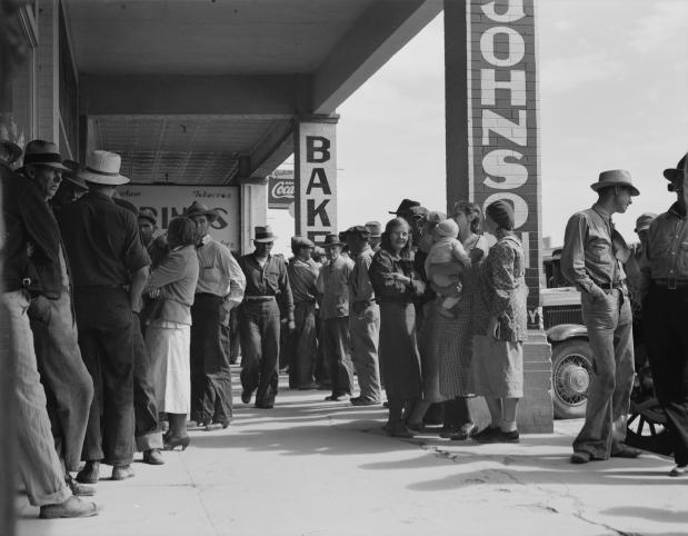 Amerikanen staan in 1937 in de rij voor overheidssteun.