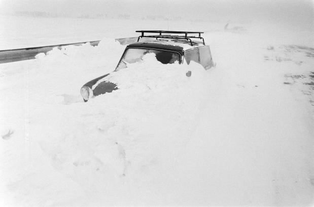 sneeuwstorm 1979 ingesneeuwde auto