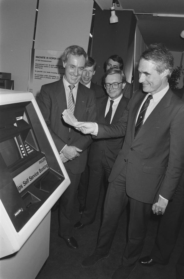 Minister de Korte bij geldautomaat in 1986
