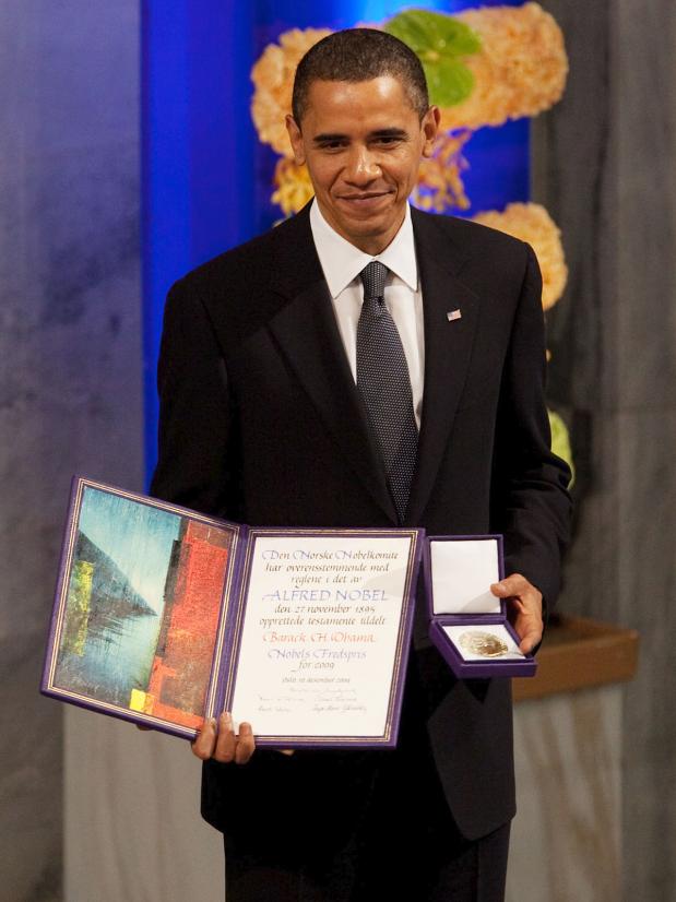 De Amerikaanse president Barack Obama neemt de Nobelprijs voor de Vrede in 2009 in ontvangst.