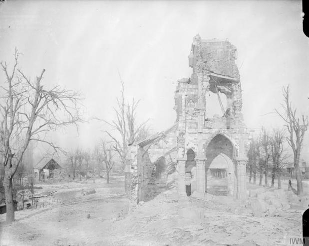 Een verwoeste kerk te Frise is door de Duitse militairen die terugtrekken naar de Hindenburglinie tijdens Operatie Alberich