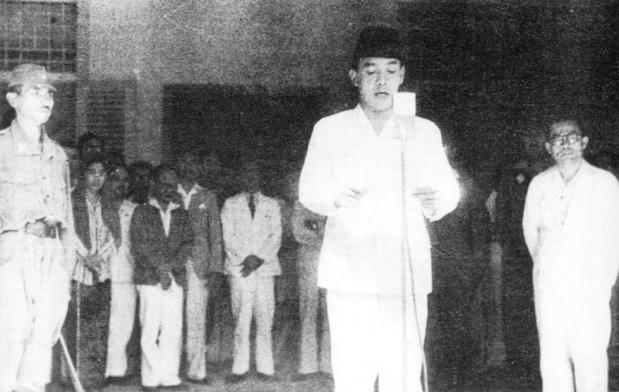 Soekarno en Hatta roepen de onafhankelijke Republiek Indonesië uit.