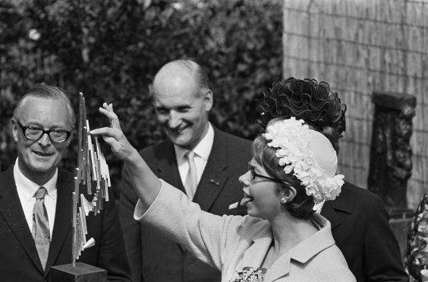 Prinses Christina en prinses Beatrix openen een tentoonstelling van Zweedse beeldhouwwerken in Madurodam, 1964. 