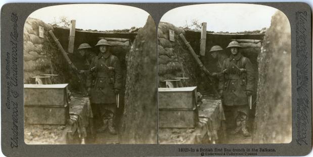 Stereofoto van Britse soldaten in een loopgraaf op de Balkan, 1916.