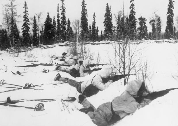 Winteroorlog Finse soldaten met geweren en ski's