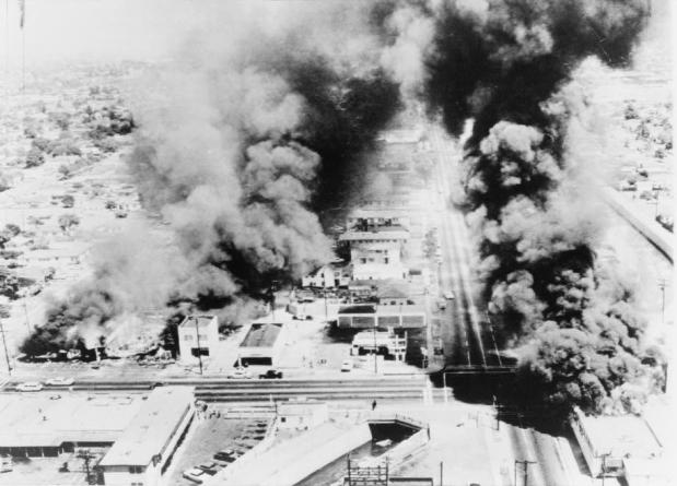 Brandende gebouwen tijdens de Watts-rellen