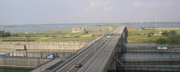 Het sluizencomplex in de Philipsdam is het grootste betonnen bouwwerk dat ooit voor Rijkswaterstaat is gebouwd.