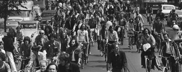 Amsterdam fietst: Fietsers op Rozegracht.