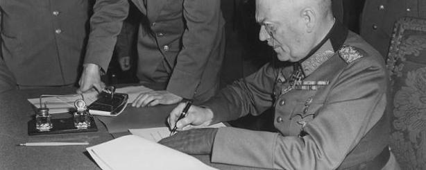 Door de lage rang van Alfred Jodl werd Veldmaarschalk Wilhelm Keitel opgetrommeld om voor een tweede keer de Duitse capitulatie 