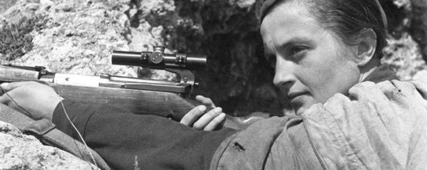 Lyudmila Pavlichenko met haar geweer in een loopgraaf in 1942
