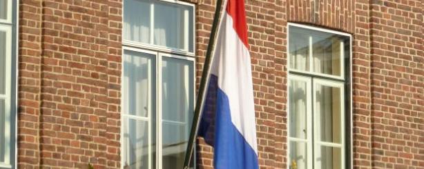 Nederlandse vlag halfstok.