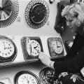 Een vrouw verzet klokken voor de winter- en zomertijd