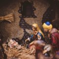 Foto Ben White via Unsplash figuren in een kerststal