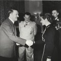 Adolf Hitler verleent in maart 1941 het IJzeren Kruis 2e klasse aan Hanna Reitsch