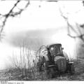 Duitse appelboomgaard nabij Leipzig wordt bespoten, 1973. Deutsches Bundesarchiv