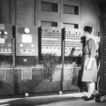 Twee vrouwen bedienen de ENIAC. Bron: Wikimedia Commons.