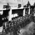 Duitse soldaten marcheren door het Britse Jersy