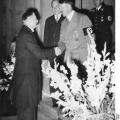 De Britse premier Chamberlain schudt glimlachend de hand van Adolf Hitler.