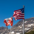 De vlaggen van Verenigde Staten en Canada, vredig naast elkaar