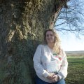 Stephanie Biesheuvel voor een boom, symbol voor familie