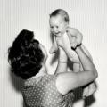 Een moeder met haar baby, 1959. Bron: Nationaal Archief.