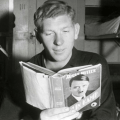 Een man uit het SS-regiment Westland leest 'Mijn Kamp' van Adolf Hitler, 1940. Bron: Spaarnestad Photo.