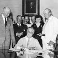 Roosevelt ondertekent de Social Security Act in 1935.