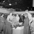 Het kledingcentrum in Ataka voor vluchtelingen uit voormalig Nederlands-Indië, 1946